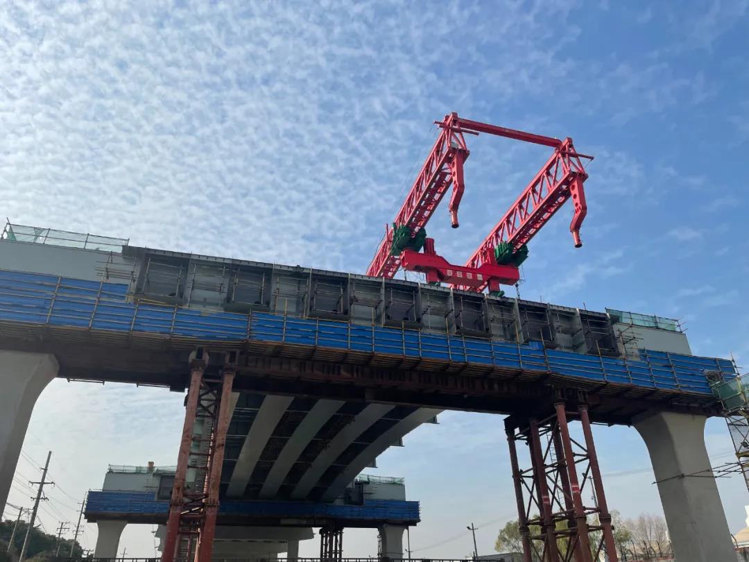 在車流如織的同濟路快速路上方施工?，是種怎樣的感受？